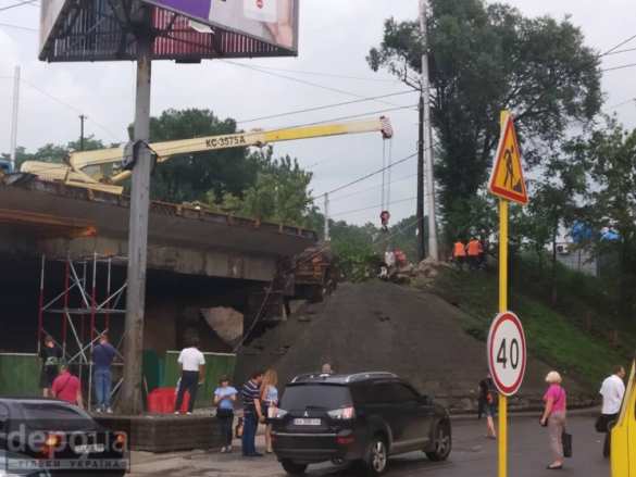 Мост уплыл: в Киеве ливнем смыло дорогу (ФОТО, ВИДЕО) | Русская весна
