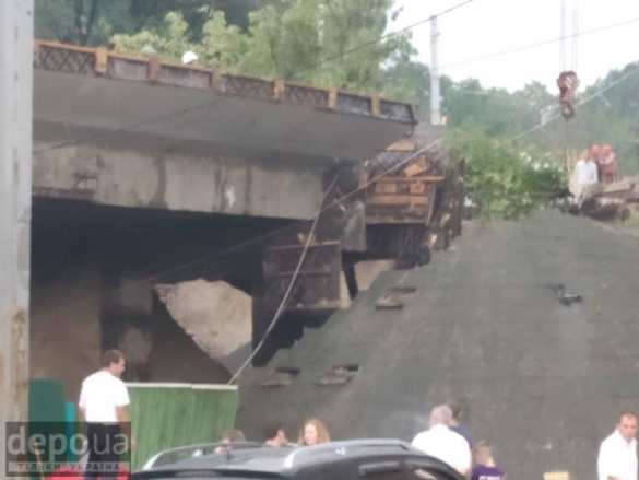 Мост уплыл: в Киеве ливнем смыло дорогу (ФОТО, ВИДЕО) | Русская весна