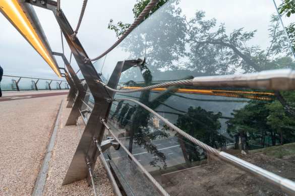 На стеклянном мосту Кличко — новые трещины, тросы ослабли и провисли (ФОТО, ВИДЕО) | Русская весна