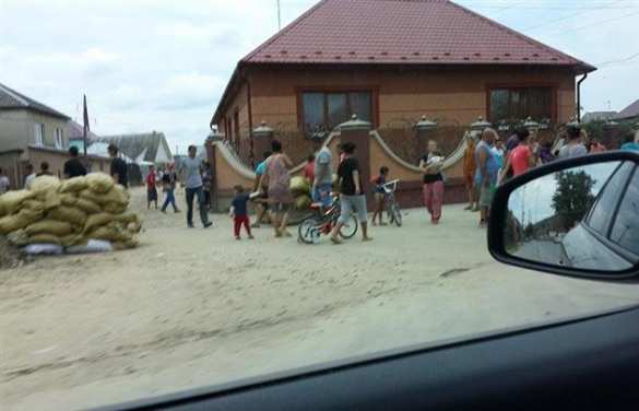 Цыгане не хотят принимать участие в бессмысленной бойне и строят баррикады на улицах Мукачево (фото) | Русская весна