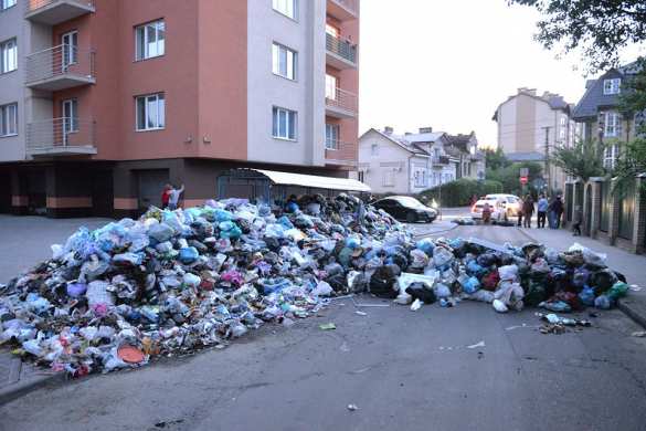 Во Львове возвели баррикаду из мусора (ФОТО) | Русская весна