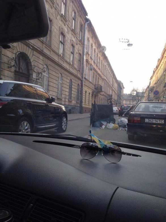 В центре Львова мусор парализовал автомобильное движение (ФОТО) | Русская весна