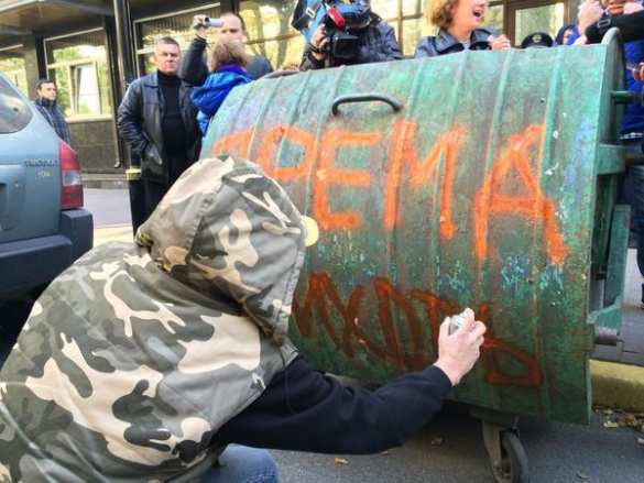 Автомайдан подвез мусорные баки для «люстрации» Генпрокурора, произошли стычки с милицией (фото) | Русская весна