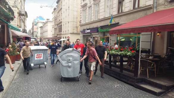 В Раду во Львове притащили мусорные баки (ФОТО, ВИДЕО) | Русская весна