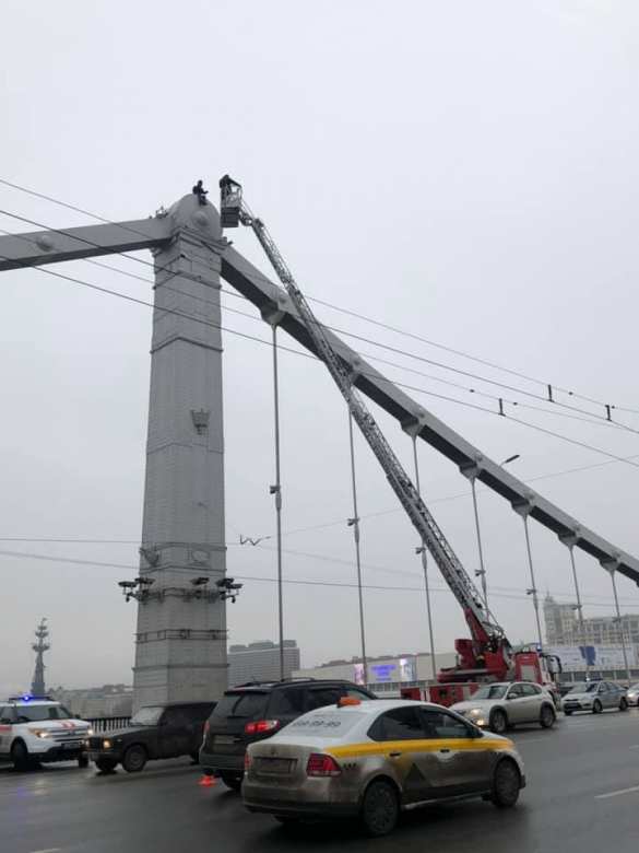 С Крымского моста угрожает спрыгнуть мужчина (ФОТО, ВИДЕО) | Русская весна