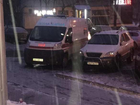 В Киеве мужчина отравился алкоголем и умер прямо в супермаркете (ФОТО) | Русская весна