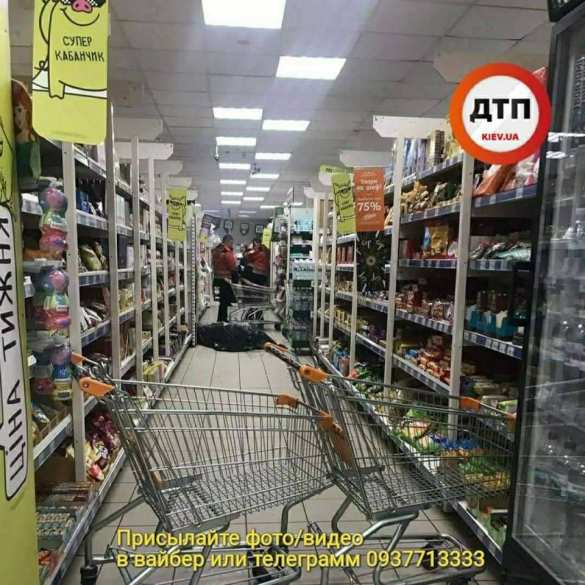 В Киеве мужчина отравился алкоголем и умер прямо в супермаркете (ФОТО) | Русская весна