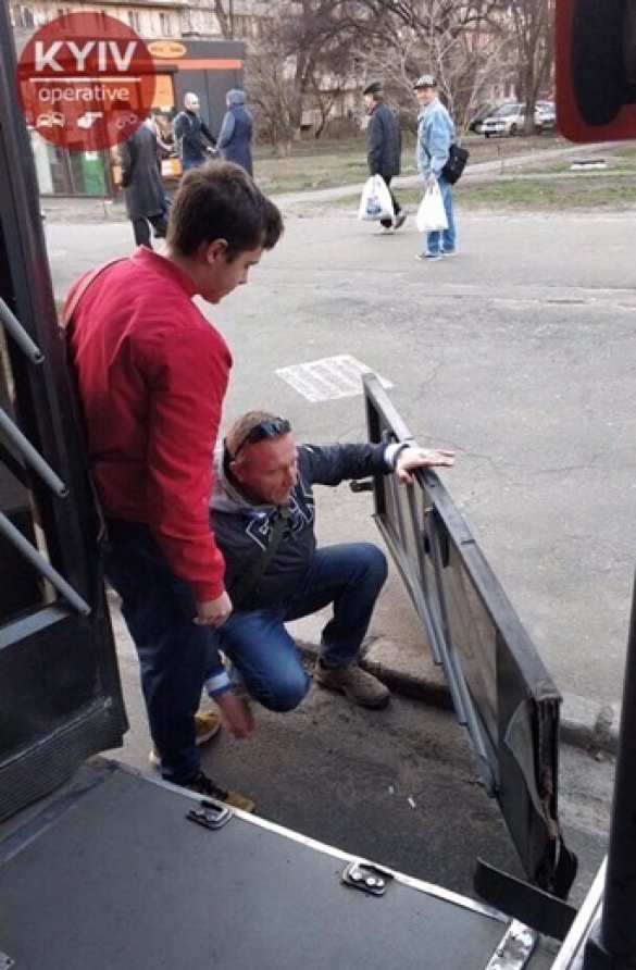В Киеве пассажир выпал из троллейбуса вместе с дверью (ФОТО) | Русская весна