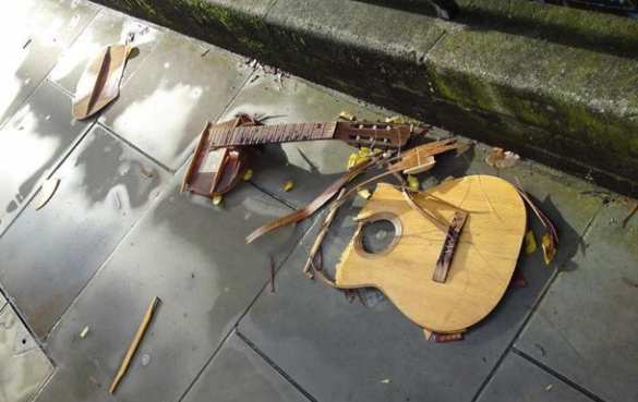 «За песни на языке оккупанта»: во Львове «патрiоты» наказали уличного музыканта (ФОТО) | Русская весна