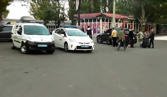 В Николаеве на рынке задержан военнослужащий ВСУ с гранатой в руках и сумкой боеприпасов, милиция оцепила территорию (ФОТО, ВИДЕО) | Русская весна