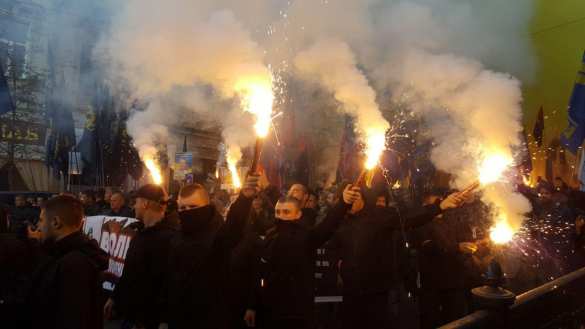 «Бандера наш герой»: киевские нацисты жгут файеры (ФОТО, ВИДЕО) | Русская весна