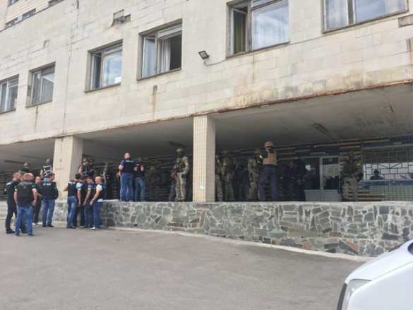 В Киеве психбольницу окружили автоматчики с собаками (ФОТО) | Русская весна