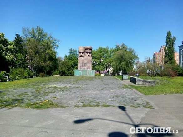 В Киеве неонацисты с кувалдами пытаются снести памятник чекистам (ФОТО+ПРЯМАЯ ТРАНСЛЯЦИЯ) | Русская весна