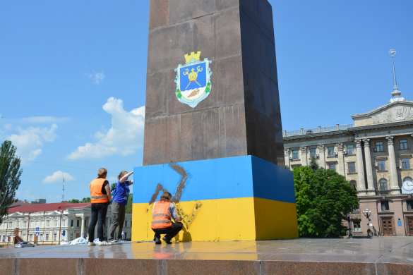 В Николаеве надругались над флагом Украины (ФОТО) | Русская весна