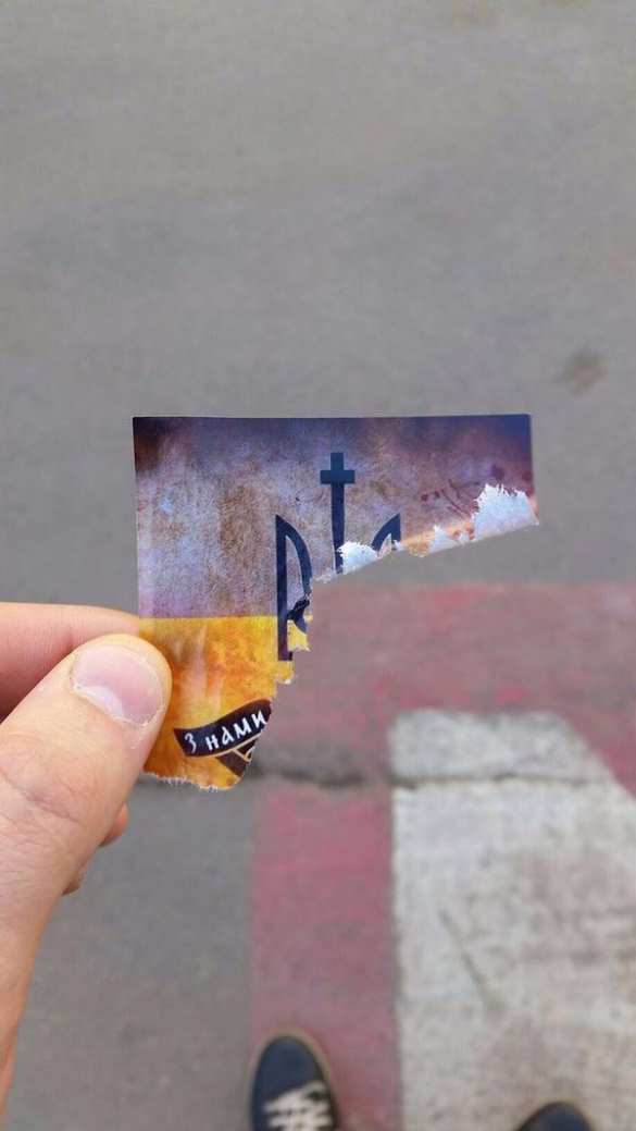 В Москве на стенах появились украинские националистические листовки с бритвами (ФОТО) | Русская весна