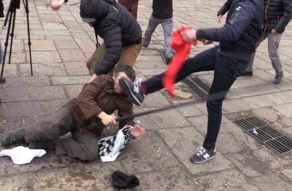 Киевские пенсионеры дали отпор напавшим неонацистам (ПОЛНОЕ ВИДЕО) | Русская весна