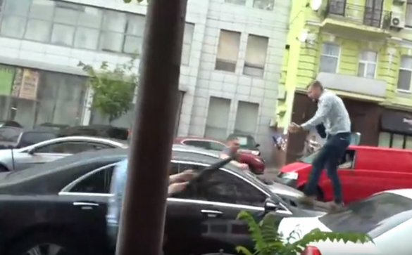 СРОЧНО: На Порошенко напали на выходе из ГБР (ВИДЕО) | Русская весна