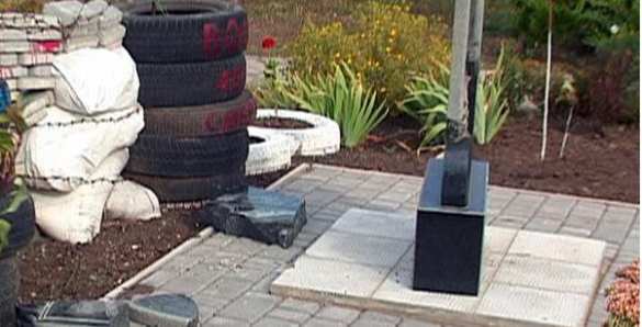 Памятник «Небесной сотне» Майдана, находящийся в Коминтерново Одесской области, был сегодня разрушен неизвестными. Данный факт уже подтвердили в областной милиции. Инцидент произошёл около 3-х часов утра. По имеющимся данным, верхняя часть плиты полутораметрового изваяния была облита неизвестной жидкостью, а затем разбита. По словам главы поселкового совета Андрея Калашникова, памятник разрушен на две части и восстановлению композиция не подлежит. Милиция решает вопрос о начале уголовного производства по ч.1 ст. 194 УК Украины (Умышленное уничтожение или повреждение чужого имущества, причинившее ущерб в крупных размерах). Зачинщики уничтожения памятника «майдановским» террористам могут получить до трёх лет тюрьмы. В то же время один из руководителей одесского Евромайдана Сергей Гуцалюк на своей странице в социальной сети «Фейсбук» уже пообещал, что памятник восстановят. В Одесской области разрушили памятник «Небесной сотне» | Русская весна