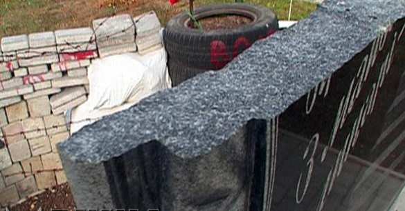 Памятник «Небесной сотне» Майдана, находящийся в Коминтерново Одесской области, был сегодня разрушен неизвестными. Данный факт уже подтвердили в областной милиции. Инцидент произошёл около 3-х часов утра. По имеющимся данным, верхняя часть плиты полутораметрового изваяния была облита неизвестной жидкостью, а затем разбита. По словам главы поселкового совета Андрея Калашникова, памятник разрушен на две части и восстановлению композиция не подлежит. Милиция решает вопрос о начале уголовного производства по ч.1 ст. 194 УК Украины (Умышленное уничтожение или повреждение чужого имущества, причинившее ущерб в крупных размерах). Зачинщики уничтожения памятника «майдановским» террористам могут получить до трёх лет тюрьмы. В то же время один из руководителей одесского Евромайдана Сергей Гуцалюк на своей странице в социальной сети «Фейсбук» уже пообещал, что памятник восстановят. В Одесской области разрушили памятник «Небесной сотне» | Русская весна