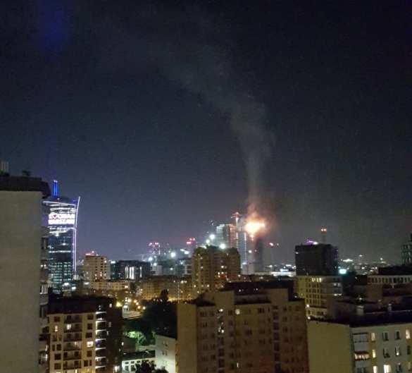В центре Варшавы полыхнул небоскрёб: очевидцы делятся кадрами огненного дождя (ФОТО, ВИДЕО) | Русская весна