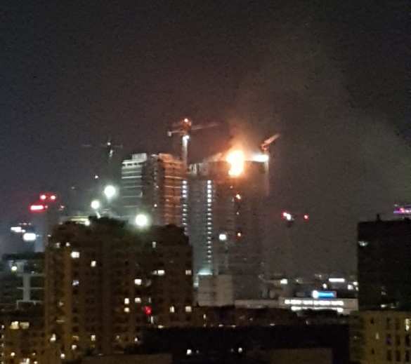 В центре Варшавы полыхнул небоскрёб: очевидцы делятся кадрами огненного дождя (ФОТО, ВИДЕО) | Русская весна
