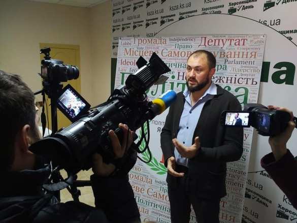 Типичная Украина: в Херсоне неонацисты забросали яйцами депутата (+ФОТО, ВИДЕО) | Русская весна