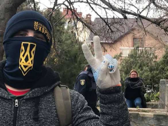 Типичная Украина: в Херсоне неонацисты забросали яйцами депутата (+ФОТО, ВИДЕО) | Русская весна