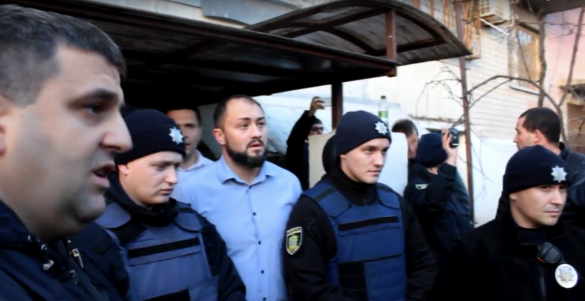 Типичная Украина: в Херсоне неонацисты забросали яйцами депутата (+ФОТО, ВИДЕО) | Русская весна