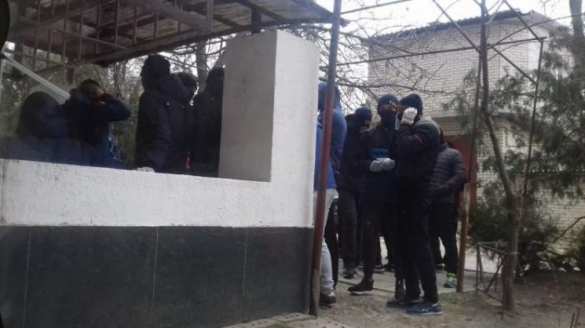 Типичная Украина: в Херсоне неонацисты забросали яйцами депутата (+ФОТО, ВИДЕО) | Русская весна