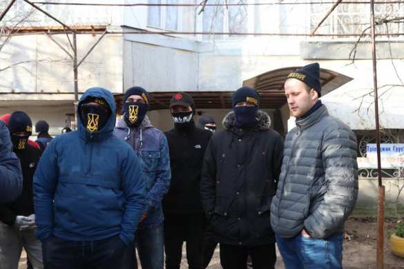 Типичная Украина: в Херсоне неонацисты забросали яйцами депутата (+ФОТО, ВИДЕО) | Русская весна