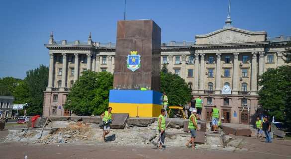 В Николаеве демонтируют постамент с украинским флагом (ФОТО) | Русская весна