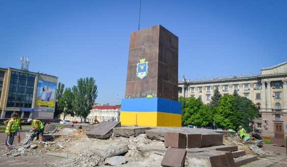 В Николаеве демонтируют постамент с украинским флагом (ФОТО) | Русская весна