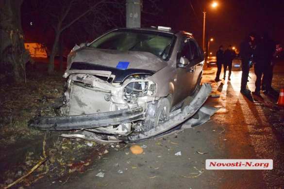 Пьяный военный в Николаеве снёс столб и сбежал (ФОТО, ВИДЕО) | Русская весна