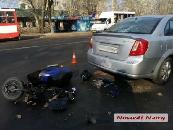 В Николаеве «всушник» на мопеде влетел в заднее стекло авто (ФОТО) | Русская весна
