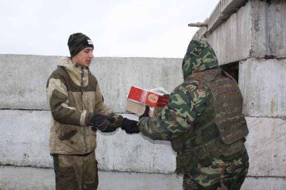 Защитники Донбасса получили новогодние подарки от жителей ЛНР и России (ФОТО) | Русская весна
