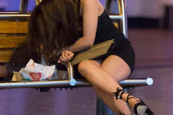 Полуголые девушки, мордобой и завалы из пьяных тел: как отпраздновали Новый год в Британии (ФОТО) | Русская весна