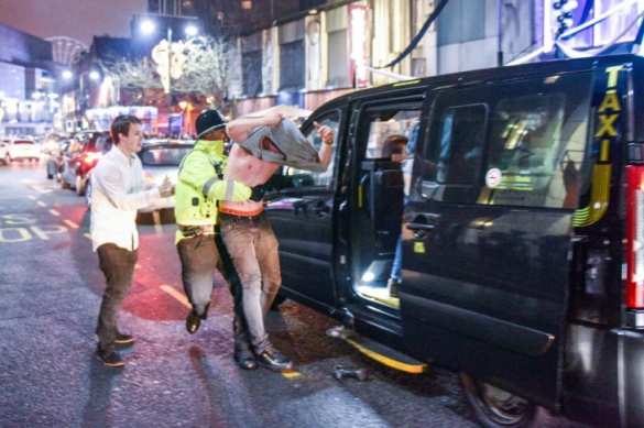 Полуголые девушки, мордобой и завалы из пьяных тел: как отпраздновали Новый год в Британии (ФОТО) | Русская весна