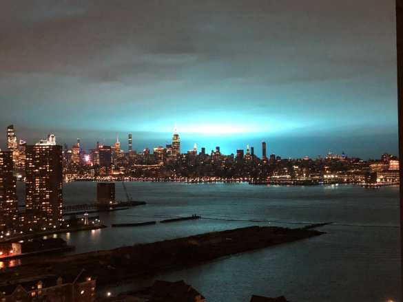 «Русские или пришельцы?» — жителей Нью-Йорка напугало странное свечение (ФОТО, ВИДЕО) | Русская весна