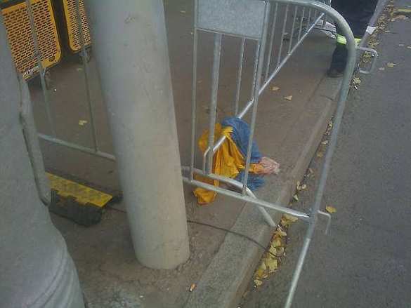 В знак протеста против так называемого «марша мира» жители центра Москвы вывесили в окнах флаги ДНР и ЛНР (фото, видео) | Русская весна