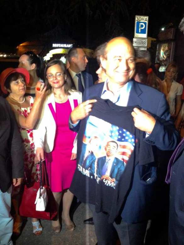 Французский сенатор не покупал футболку «OBAMA CHMO», но купит — корреспондент «Русской Весны» встретился с делегацией европарламентариев, посетивших Крым (ВИДЕО) | Русская весна