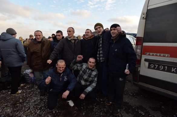 «Плакали и примеряли новую форму ВСУ»: на Украине умиляются вернувшимся карателям (ФОТО) | Русская весна