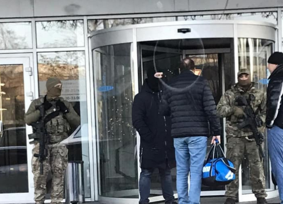 «Налёт СБУ»: Люди в масках нагрянули с обысками в спортклуб и офис партии Порошенко (ФОТО, ВИДЕО) | Русская весна