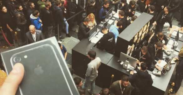 Россияне потратили на новый iPhone 2 млрд рублей за выходные (+ФОТО, ВИДЕО) | Русская весна