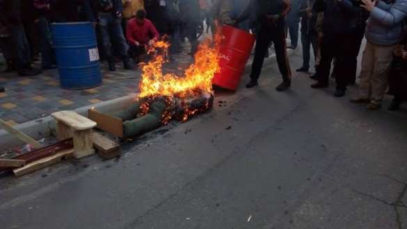 В Одессе митингующие в поддержку Савченко забросали консульство РФ яйцами и подрались с полицией (ФОТО, ВИДЕО 18+) | Русская весна