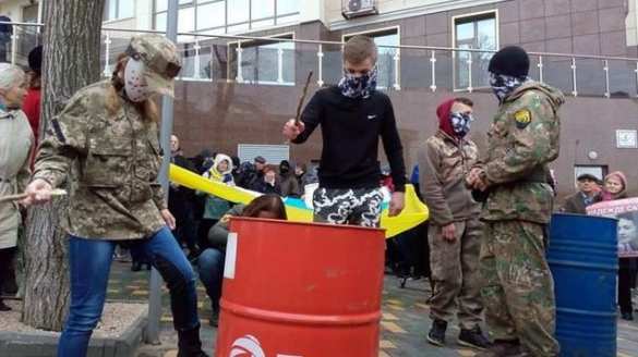 В Одессе митингующие в поддержку Савченко забросали консульство РФ яйцами и подрались с полицией (ФОТО, ВИДЕО 18+) | Русская весна