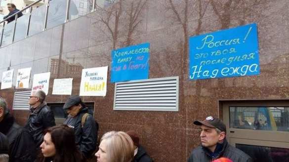 В Одессе митингующие в поддержку Савченко забросали консульство РФ яйцами и подрались с полицией (ФОТО, ВИДЕО 18+) | Русская весна