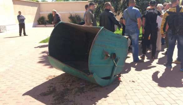Типичная Украина: Под Одессой депутата облили зеленкой и пытались бросить в мусорник (ФОТО, ВИДЕО) | Русская весна