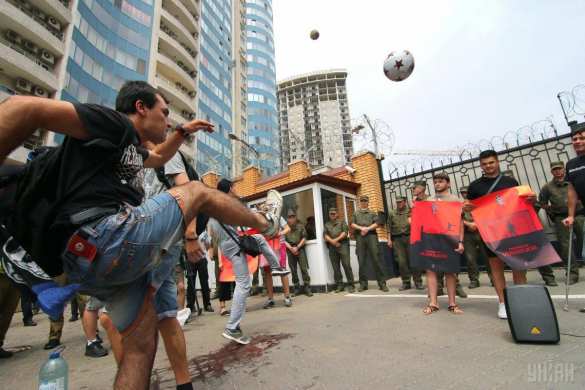 Консульство России в Одессе закидали «кровавыми мячами» (ФОТО) | Русская весна