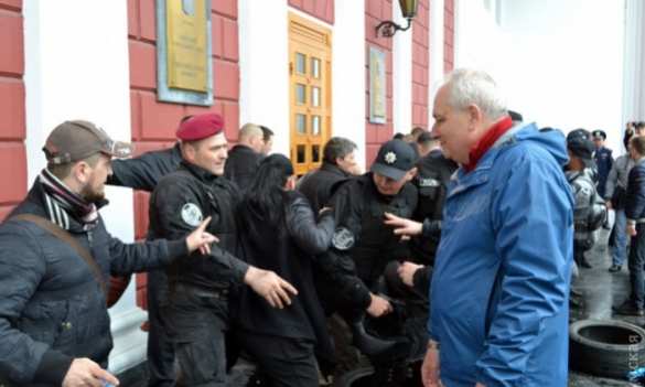 В Одессе разобрали баррикады у мэрии (ФОТО) | Русская весна