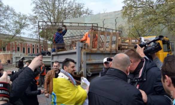 В Одессе разобрали баррикады у мэрии (ФОТО) | Русская весна